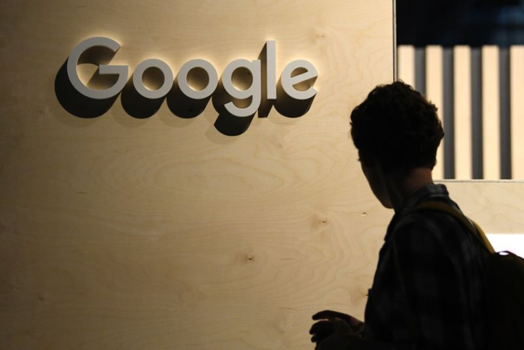 Une femme passe devant le logo de Google à Berlin