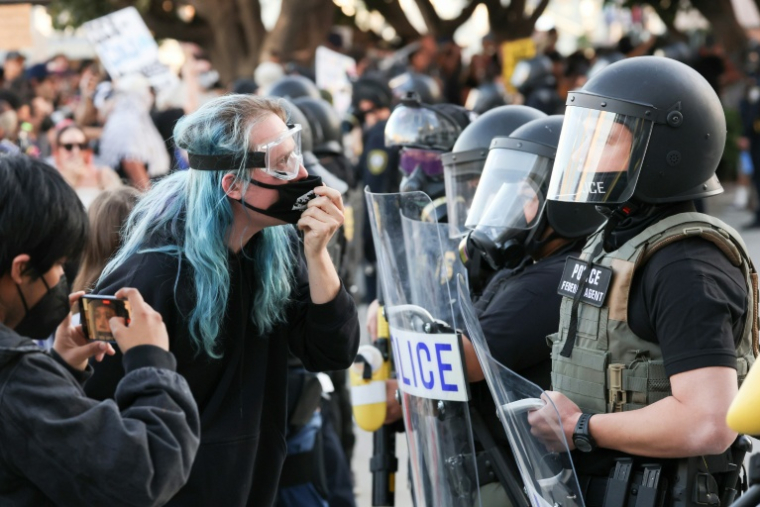 Face-à-face entre manifestants et policiers lors d'une mobilisation contre la police de l'immigration à Los Angeles, le 30 janvier 2026 ( AFP / Patrick T. Fallon )