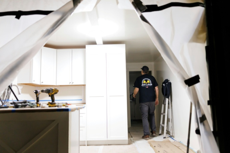 Ron Hubbard à l'intérieur d'un abri de survie à l'usine Atlas Survival Shelters de Sulphur Springs, au Texas, le 7 mars 2026 ( AFP / Mark Felix )