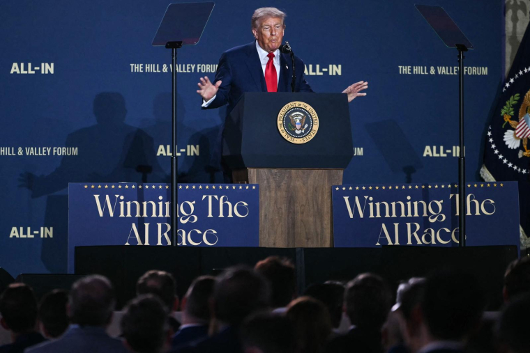 Donald Trump prononce un discours lors du sommet sur l'IA intitulé "Gagner la course à l'IA" à l'auditorium Andrew W. Mellon à Washington, le 23 juillet 2025. ( AFP / ANDREW CABALLERO-REYNOLDS )