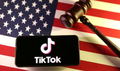 Illustration montrant les drapeaux américain et chinois, le logo de TikTok et un marteau de juge