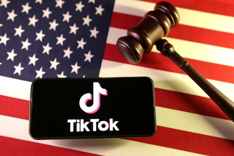 Illustration montrant les drapeaux américain et chinois, le logo de TikTok et un marteau de juge