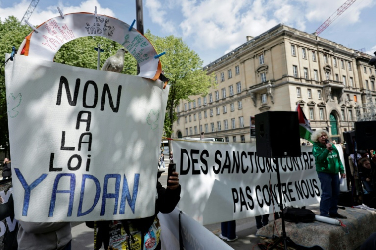 Manifestation contre la proposition de loi Yadan devant l'Assemblée nationale, le 16 avril 2026 à Paris ( AFP / STEPHANE DE SAKUTIN )