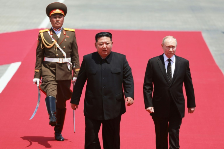 Le président russe Vladimir Poutine est reçu par le dirigeant nord-coréen Kim Jong Un lors d'une cérémonie sur la place Kim Il Sung à Pyongyang, le 19 juin 2024 ( POOL / Vladimir SMIRNOV )