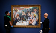 Le tableau "Le Déjeuner des canotiers" du peintre impressionniste Pierre-Auguste Renoir lors de son installation pour l'exposition "Renoir et l'amour : une joyeuse modernité" au musée d'Orsay à Paris, le 2 mars 2026 ( AFP / JULIEN DE ROSA )
