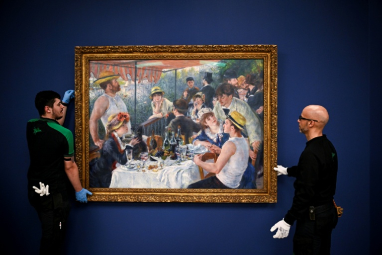 Le tableau "Le Déjeuner des canotiers" du peintre impressionniste Pierre-Auguste Renoir lors de son installation pour l'exposition "Renoir et l'amour : une joyeuse modernité" au musée d'Orsay à Paris, le 2 mars 2026 ( AFP / JULIEN DE ROSA )