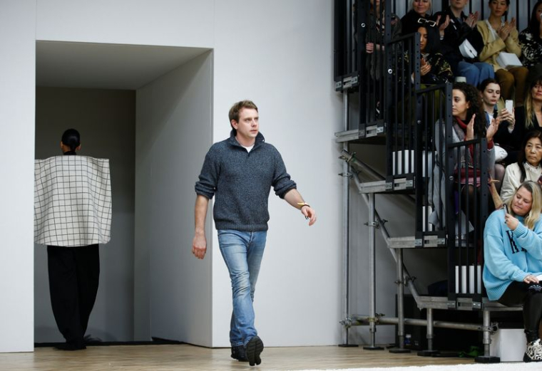 Jonathan Anderson apparaît au défilé JW Anderson lors de la semaine de la mode féminine A/W19 à Londres