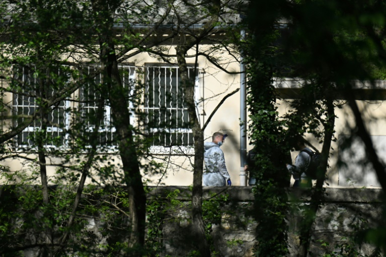Des personnels de la police scientifique à la mosquée de La Grand-Combe où un fidèle musulman a été tué à coups de couteau, le 25 avril 2025 dans le Gard ( AFP / Sylvain THOMAS )