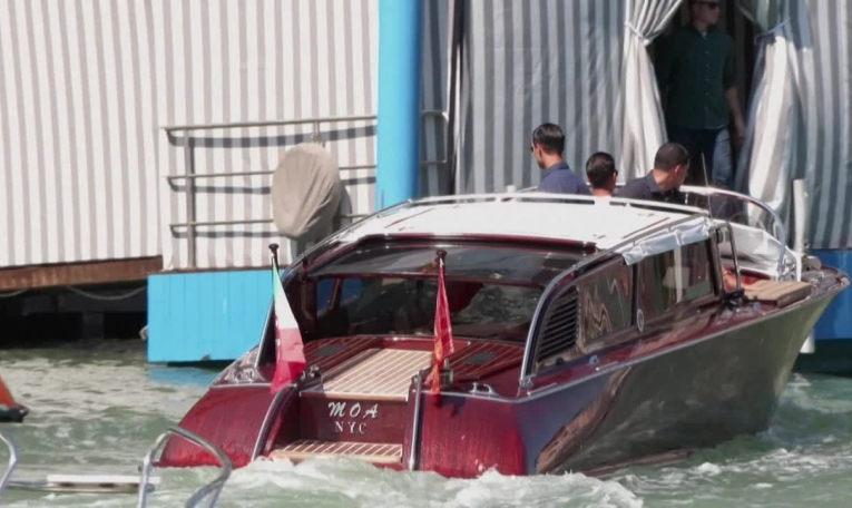 Jeff Bezos et Lauren Sanchez Bezos rentrent à l'hôtel après être allé déjeuner en ville