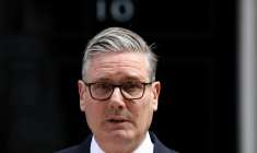 Le Premier ministre britannique Keir Starmer annonce sa démission devant Downing Street, à Londres, le 22 juin 2026 ( AFP / HENRY NICHOLLS )