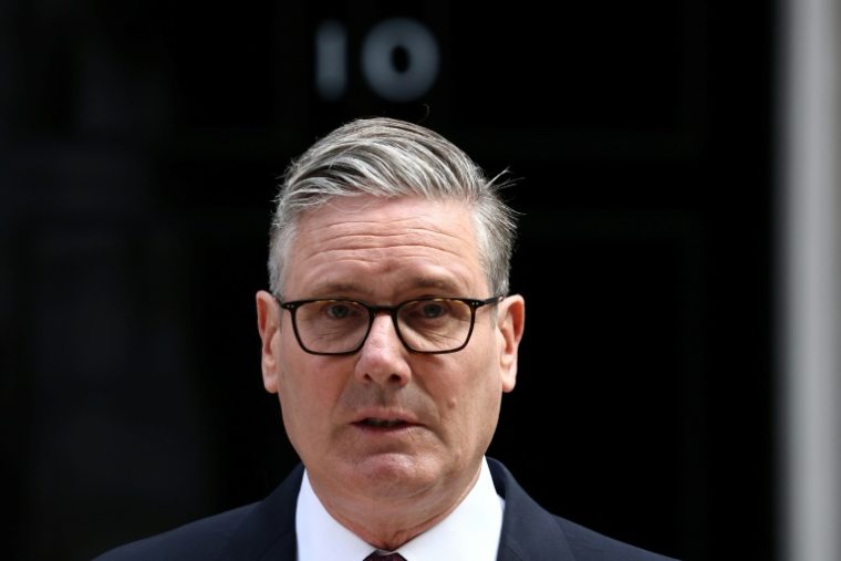 Le Premier ministre britannique Keir Starmer annonce sa démission devant Downing Street, à Londres, le 22 juin 2026 ( AFP / HENRY NICHOLLS )