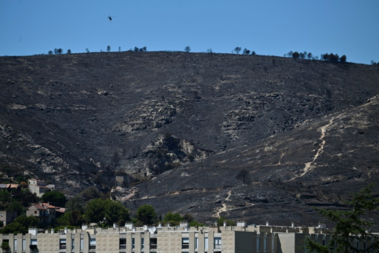 Un hélicoptère survolant le quartier Castellane à Marseille le 9 juillet 2025 après un incendie  ( AFP / Christophe SIMON )