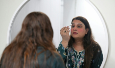 La danseuse transgenre Bunty se maquille chez une amie, le 10 juillet 2025 à Rawalpindi, au Pakistan ( AFP / Aamir QURESHI )