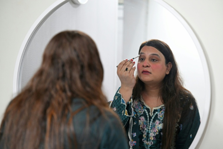 La danseuse transgenre Bunty se maquille chez une amie, le 10 juillet 2025 à Rawalpindi, au Pakistan ( AFP / Aamir QURESHI )