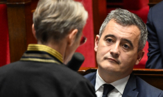 Le ministre de l'Intérieur, Gérald Darmanin (droite), écoute la Première ministre Élisabeth Borne, lors d'une séance de questions au gouvernement à l'Assemblée nationale à Paris, le 12 décembre 2023.  ( AFP / BERTRAND GUAY )