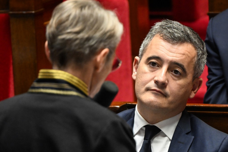 Le ministre de l'Intérieur, Gérald Darmanin (droite), écoute la Première ministre Élisabeth Borne, lors d'une séance de questions au gouvernement à l'Assemblée nationale à Paris, le 12 décembre 2023.  ( AFP / BERTRAND GUAY )