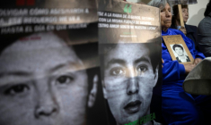 Des proches de victimes du conflit armé au Pérou et des membres des organisations de défense des droits de l'homme, à Lima, le 10 juillet 2025 ( AFP / Ernesto BENAVIDES )