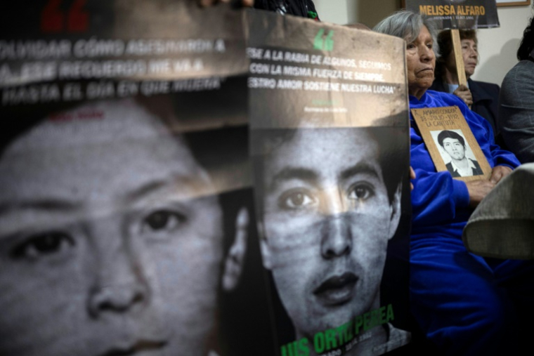 Des proches de victimes du conflit armé au Pérou et des membres des organisations de défense des droits de l'homme, à Lima, le 10 juillet 2025 ( AFP / Ernesto BENAVIDES )