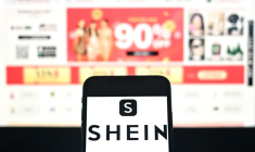 Une vingtaine d'associations européennes de consommateurs a déposé une plainte jeudi contre Shein auprès de la Commission européenne pour "pratiques litigieuses" tels l'affichage sans fin de produits ou la mention "stock faible" sans preuve ( AFP / MANAN VATSYAYANA )