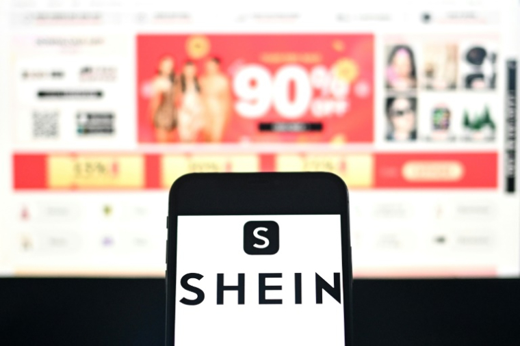 Une vingtaine d'associations européennes de consommateurs a déposé une plainte jeudi contre Shein auprès de la Commission européenne pour "pratiques litigieuses" tels l'affichage sans fin de produits ou la mention "stock faible" sans preuve ( AFP / MANAN VATSYAYANA )