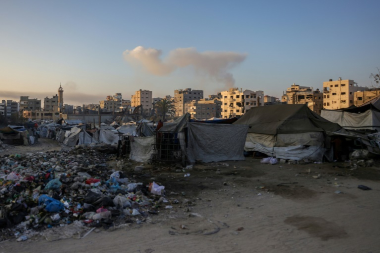 Des tentes de Gazaouis déplacés à Jabalia, dans le nord de la bande de Gaza, d'où s'élève de la fumée après un bombardement israélien, le 25 août 2025 ( AFP / BASHAR TALEB )