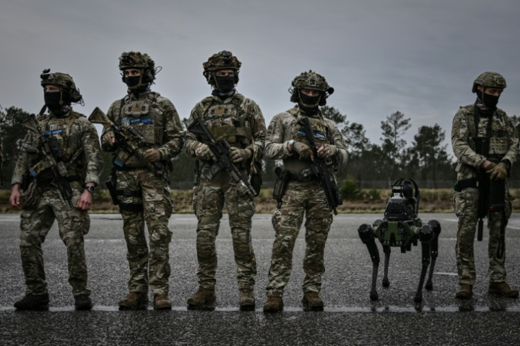 Des membres des forces spéciales de l'armée française équipés d'un robot militaire lors d'une démonstration tactique dans le cadre de la 7e édition du salon Sofins, à Martignas-sur-Jalle, le 3 avril 2025 en Gironde ( AFP / Philippe LOPEZ )