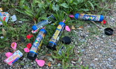 Des cartouches de protoxyde d'azote et des ballons gonflables, qui permettent de l'inhaler, dans une rue de Montpellier le 22 novembre 2023 ( AFP / Pascal GUYOT )