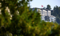 Une partie du complexe hôtelier de luxe du Burgenstock, où devaient débuter les pourparlers faisant suite à l'accord visant à mettre fin au conflit au Moyen-Orient, le 19 juin 2026 en Suisse, ( AFP / Fabrice COFFRINI )