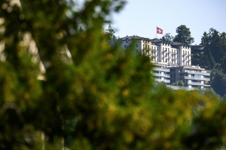Une partie du complexe hôtelier de luxe du Burgenstock, en Suisse, où devaient débuter, le 19 juin 2026, les pourparlers faisant suite à l'accord visant à mettre fin au conflit au Moyen-Orient ( AFP / Fabrice COFFRINI )