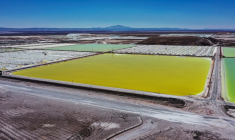 Bassin de décantation d'une mine de lithium dans le désert d'Atacama, au Chili le 12 septembre 2022.  ( AFP / Martin BERNETTI )