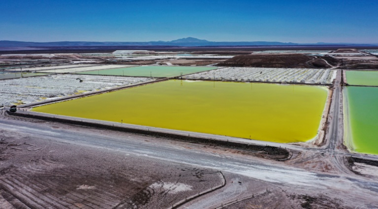 Bassin de décantation d'une mine de lithium dans le désert d'Atacama, au Chili le 12 septembre 2022.  ( AFP / Martin BERNETTI )