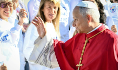 Le pape Léon XIV salue la foule à son arrivée à l’aéroport d’Orly, en banlieue parisienne, le 25 septembre 2026, pour sa visite de quatre jours en France ( AFP / Alberto PIZZOLI )