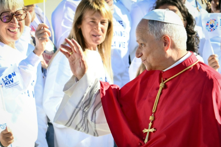 Le pape Léon XIV salue la foule à son arrivée à l’aéroport d’Orly, en banlieue parisienne, le 25 septembre 2026, pour sa visite de quatre jours en France ( AFP / Alberto PIZZOLI )