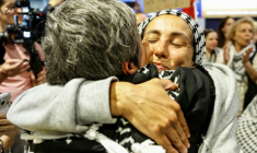 Un militant français, détenu et expulsé par Israël après l'interception de la flottille pour Gaza, embrasse un proche à son arrivée à l'aéroport Roissy-Charles-de-Gaulle, le 22 mai 2026 ( AFP / SIMON WOHLFAHRT )