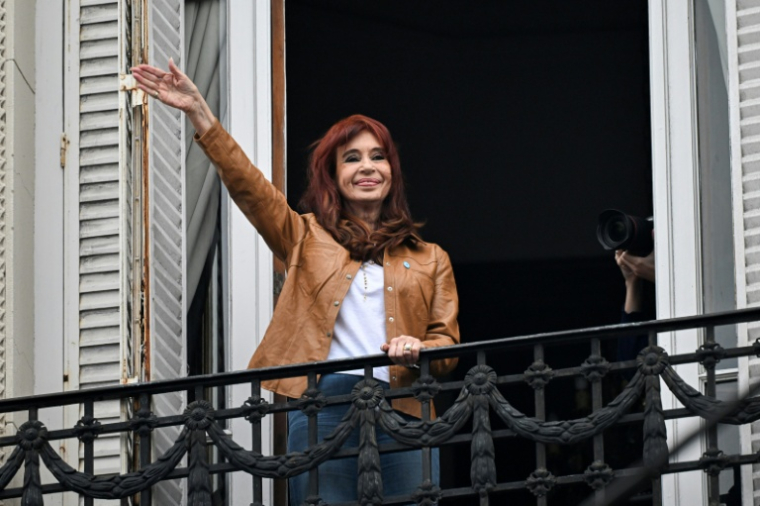 L'ancienne présidente et vice-présidente argentine, Cristina Kirchner, salue ses partisans depuis le balcon de sa résidence à Buenos Aires, le 20 septembre 2025, au 100e jour de son arrestation ( AFP / Luis ROBAYO )