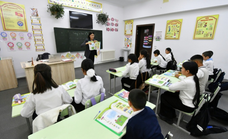 Une professeure d'anglais dans sa classe d'une école d'un village du nord-ouest du Kirghizstan, le 6 février 2026 ( AFP / Vyacheslav OSELEDKO )