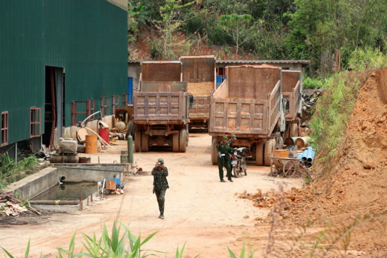 Des membres de la milice locale Kayan New Land Party montent la garde dans une mine d'extraction de plomb à Pekon, dans l'État Shan, le 2 mai 2025 en Birmanie ( AFP / STR )