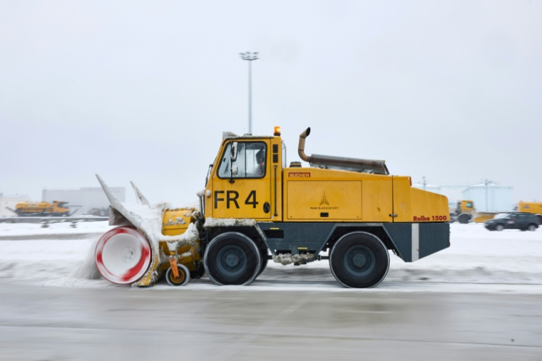 Un chasse-neige à l'oeuvre sur l'une des pistes de l'aéroport d'Orly, au sud de Paris, le 7 janvier 2026 ( AFP / Kiran RIDLEY )