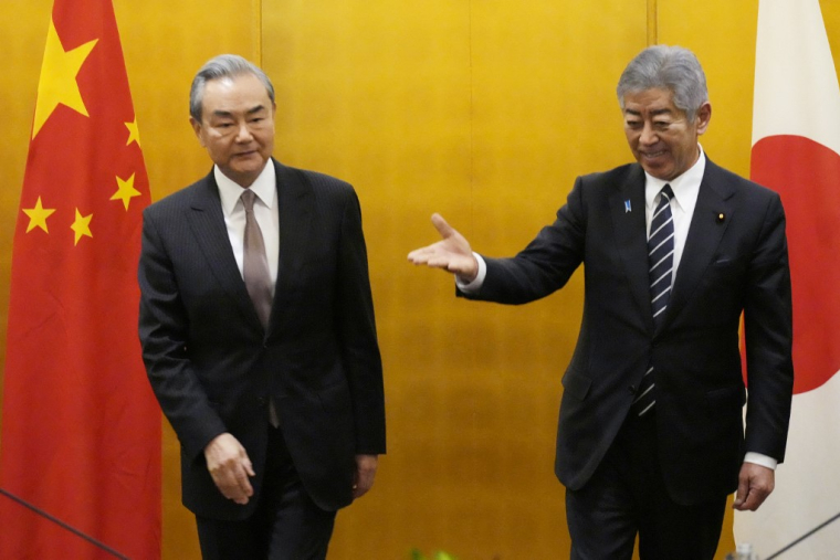 Le ministre des Affaires étrangères japonais Takeshi Iwaya et son homologue chinois Wang Yi le 22 mars 2025. ( POOL / EUGENE HOSHIKO )