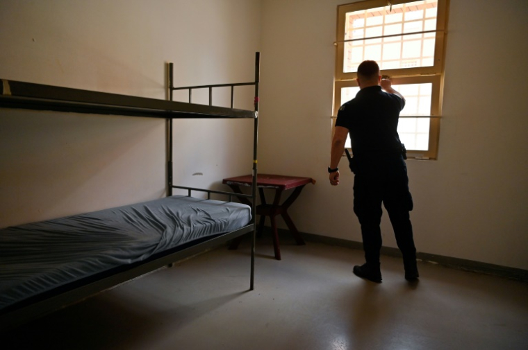 Un policier kosovar à l'intérieur d'une cellule de la prison de Pasjan, dans les environs de la ville de Gjilan, dans le sud-est du Kosovo, le 30 mai 2025 ( AFP / Armend NIMANI )