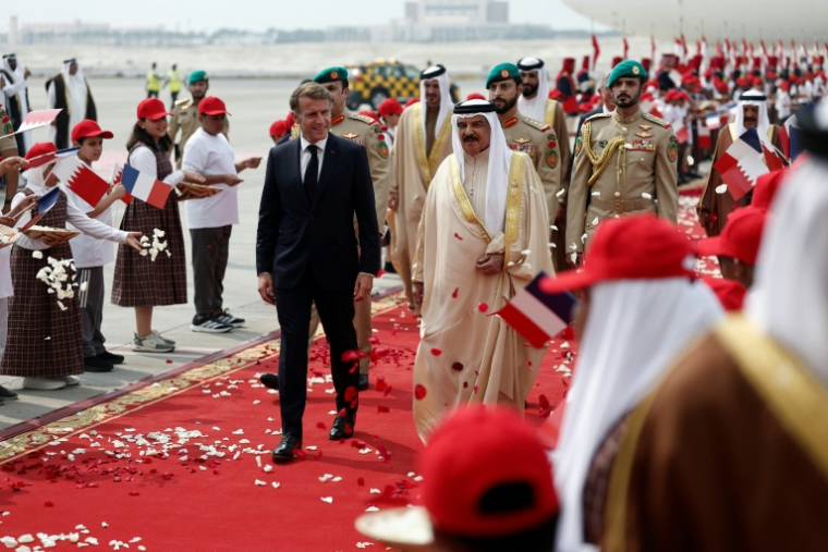 Le roi de Bahreïn Hamad ben Issa Al Khalifa (d) accueille le président français Emmanuel Macron à son arrivée à Manama le 20 octobre 2026 ( POOL / Benoit Tessier )