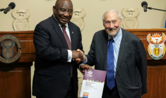Le prix Nobel d'économie Joseph Stiglitz remet au président sud-africain Cyril Ramaphosa un rapport sur la "crise des inégalités", au Cap en Afrique du Sud le 4 novembre 2025 ( AFP / GIANLUIGI GUERCIA )