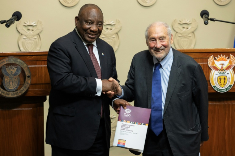 Le prix Nobel d'économie Joseph Stiglitz remet au président sud-africain Cyril Ramaphosa un rapport sur la "crise des inégalités", au Cap en Afrique du Sud le 4 novembre 2025 ( AFP / GIANLUIGI GUERCIA )