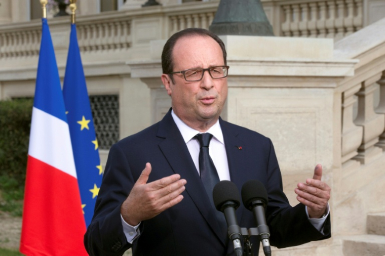 François Hollande, alors président, prononce un discours devant le ministère des Affaires étrangères à Paris, le 26 juillet 2014, après avoir rencontré les familles des victimes du vol AH5017 d'Air Algérie qui s'est écrasé au Mali le 24 juillet ( POOL / PHILIPPE WOJAZER )