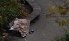 Un sans-abri dort sous une couverture dans un parc à Paris le 6 décembre. ( AFP / JOEL SAGET )