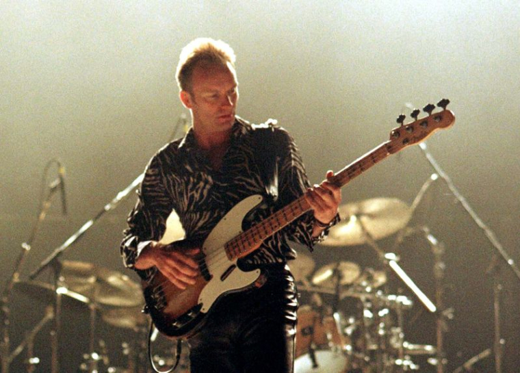 UNIVERSAL RACHÈTE LE CATALOGUE DU CHANTEUR STING