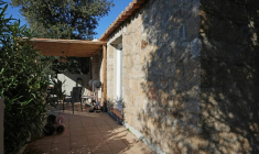 Photo prise le 13 décembre 2025 de la maison où Mickael Ettori a été arrêté, le même jour, à Olmeto, en Corse. ( AFP / Pascal POCHARD-CASABIANCA )