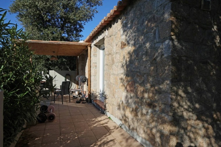 Photo prise le 13 décembre 2025 de la maison où Mickael Ettori a été arrêté, le même jour, à Olmeto, en Corse. ( AFP / Pascal POCHARD-CASABIANCA )