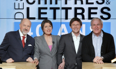 Les animateurs "Des chiffres et des lettres" Arielle Boulin-Prat, Bertrand Renard et Laurent Romejko, avec l'ancien présentateur de l'émission et producteur Patrice Laffont, le 16 février 2012 au siège de France Télévision à Paris ( AFP / FRANCOIS GUILLOT )