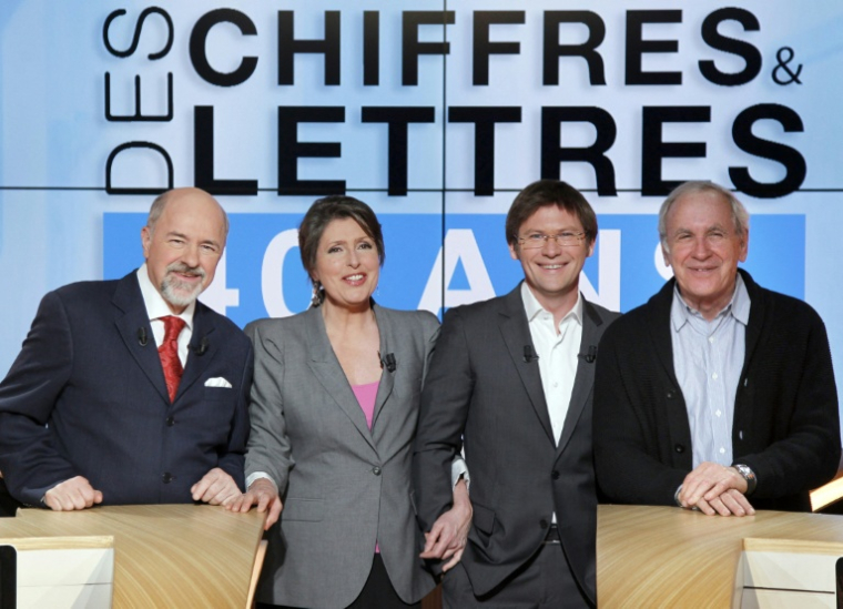 Les animateurs "Des chiffres et des lettres" Arielle Boulin-Prat, Bertrand Renard et Laurent Romejko, avec l'ancien présentateur de l'émission et producteur Patrice Laffont, le 16 février 2012 au siège de France Télévision à Paris ( AFP / FRANCOIS GUILLOT )
